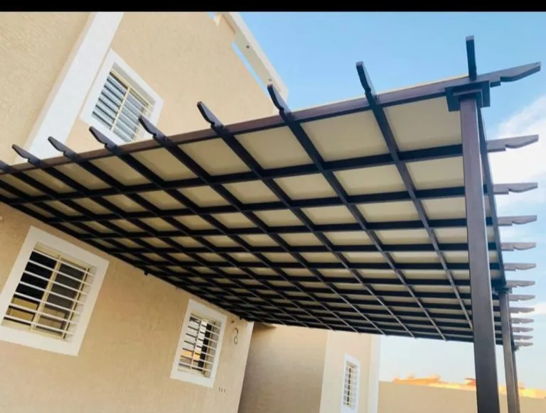 مظلات وجلسات ملاحق خارجية فخمة في الرياض