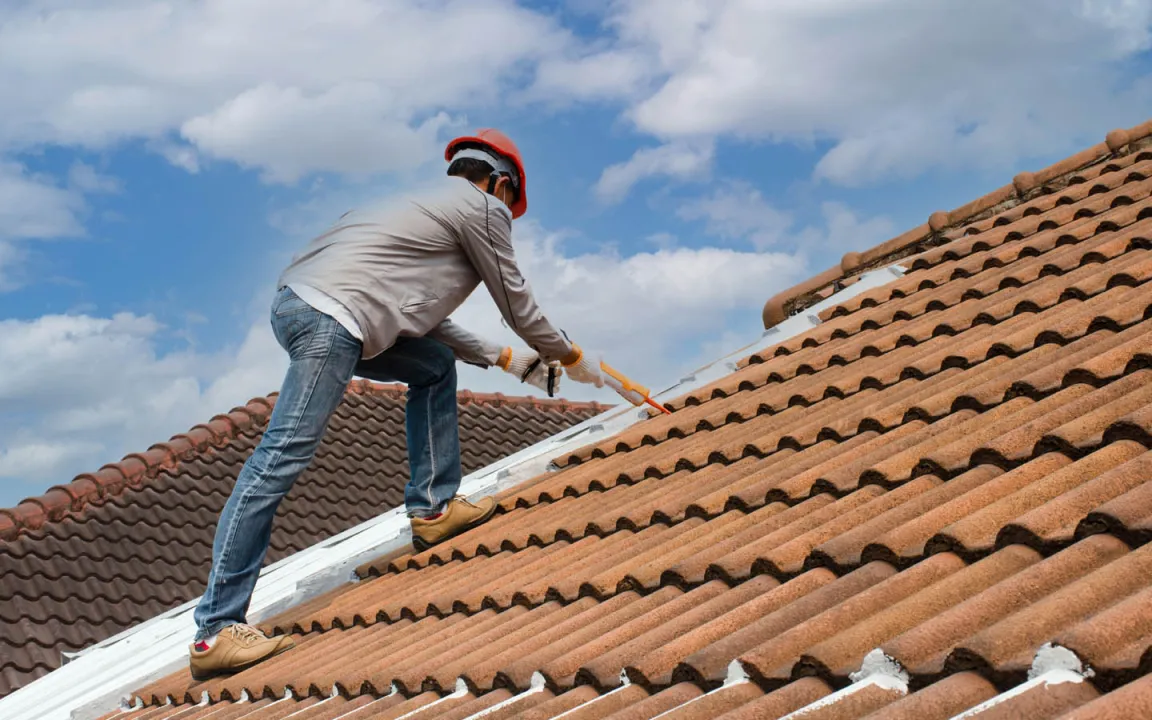 دليل تركيب قرميد الأسطح حي المزاحميةوالملقا والعليا: الأنواع، الخطوات، وأسعار التركيب في 2026