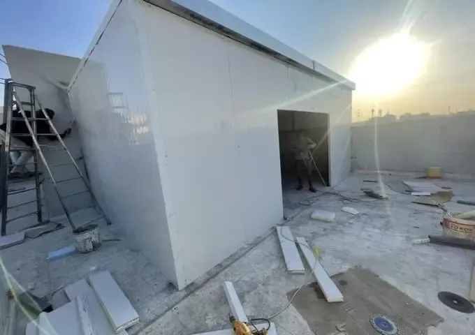 حداد متنقل لتركيب ساندوتش بنل معزول للارتدادات والملاحق في حي المروج والمعذر