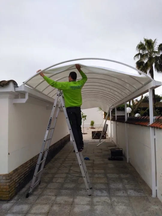حداد لتركيب أنواع مظلات أحواش ومواقف سيارات في حي العارض 2026:دليل الشراء والتركيب