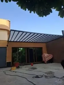 حداد تركيب مظلات وأبواب بحي حطين:تصاميم مودرن وضمان 10سنوات