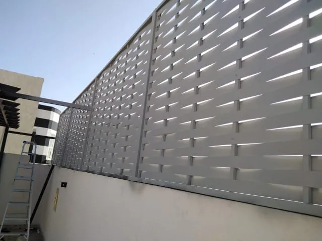 حداد سواترحوش مبتكرة 2026 باحياء  الرياض| دليل الأنواع والأسعار وأفضل الخامات لخصوصية منزلك